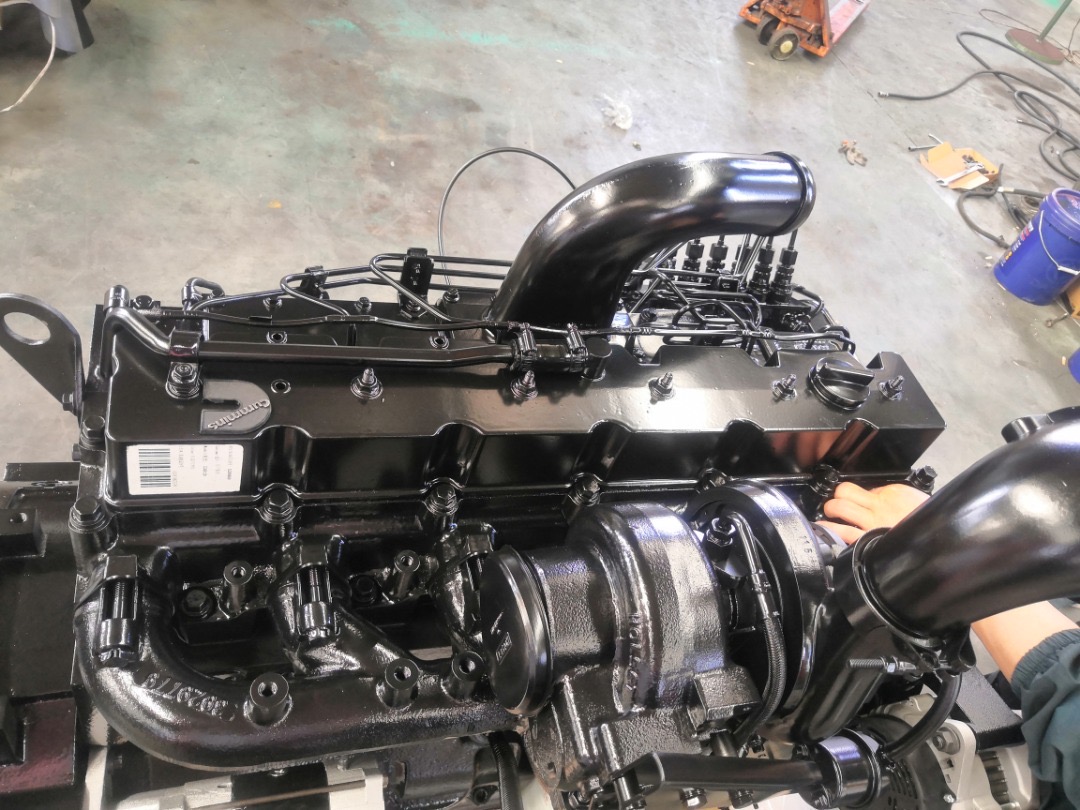 Komatsu SAA6D114E-2 engine
